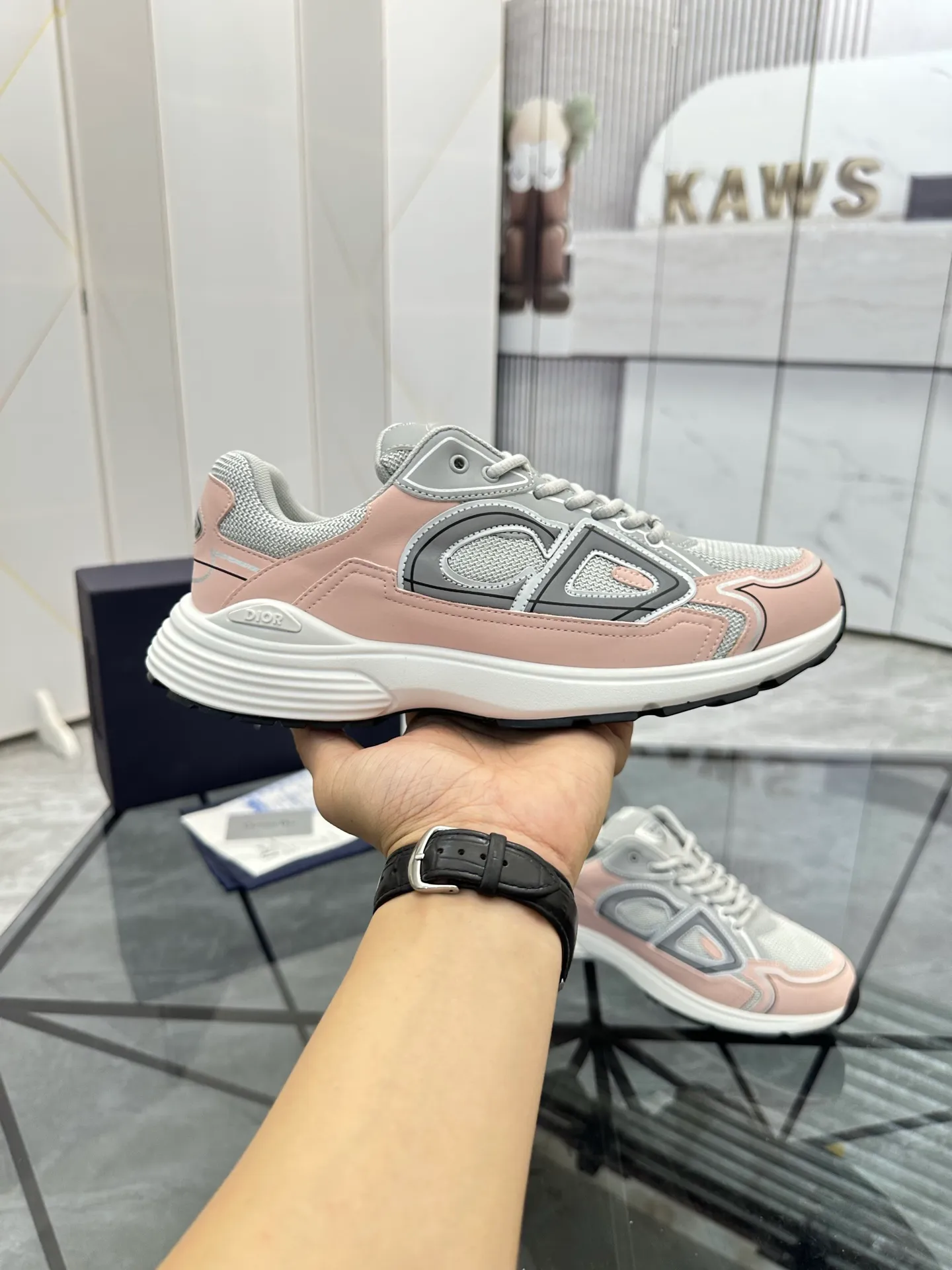 Men's shoes: 💰P400¥ Available in Guangzhou Product trademark: Dior* "Dior*" low-top casual shoes Regular size: 35-46 (can be customized to 47) Couple style Product materials: Upper imported cowhide stitched with original fabric, breathable lining, ultra-light foam original outsole. No.: 007